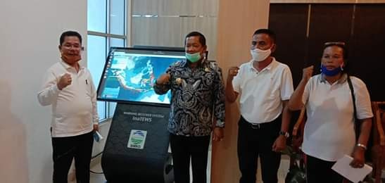 Bupati Samosir Drs. Rapidin Simbolon, MM menyambut baik atas telah dipasangnya Smart Display Warning Receivers System (WRS) New Generation di Lobby Kantor Bupati Samosir, Pada Jumat (17/07).