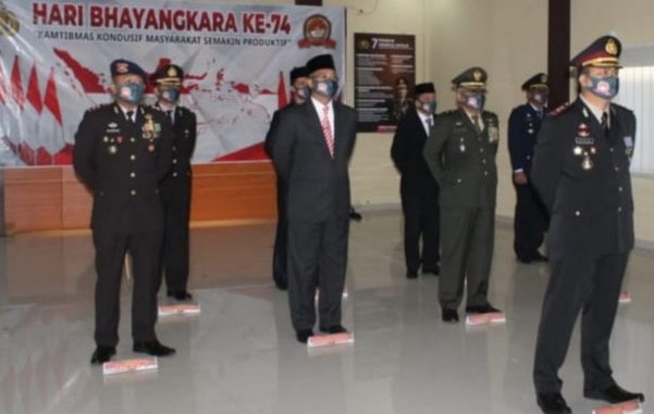 Bupati H Hendra Gunawan melalui Video Conference mengikuti upacara Hari Ulang Tahun Bhayangkara ke-74 tahun 2020. Rabu (01/07/2020) di Gedung Pesat Gatra Polres Mura.