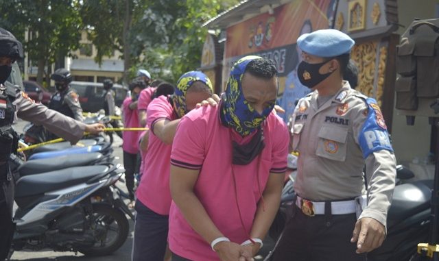 Kedua pelaku,Pak Din (52) dan Pak Haji (46) anggota Lembaga Swadaya Masyarakat - Lembaga Komunitas Pengawas Korupsi (LSM-LKPK) di duga pelaku pemerasan akhirnya berurusan dengan pihak Kepolisian setelah kena Operasi Tangkap Tangan (OTT) oleh Tim Pokja Penindakan Saber Pungli Kabupaten Lombok Timur Provinsi Nusa Tenggara Barat, Selasa (21/07/2020)