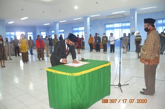 Junius Ndraha SE dilantik Bupati Nias , Drs, Sokhiatulo Laoli MM sebagai Direktur Perumda Air Minum Tirta Umbu (PDAM) milik Kabupaten Nias periode 2020–2025.