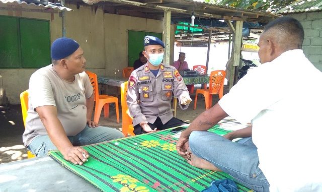 Personel Satuan Polisi Perairan & Udara Polres Serdang Bedagai menyambangi Tokoh Masyarakat Nelayan Kecamatan Pantai Cermin, Minggu (05/07/2020)