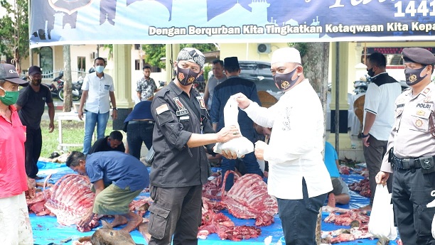 Keluarga Besar Polres Simalungun menggelar Sholat Idul Adha 10 Dzulhijjah 1441 H bersama dan melakukan pemotongan hewan Kurban di Aspol Polres Simalungun jalan Sangnawualuh Kelurahan Siopat Suhu Kecamatan Siantar Timur kota Pematang Siantar, Jumat (31/07/2020) sekira pukul 08.00 WIB.