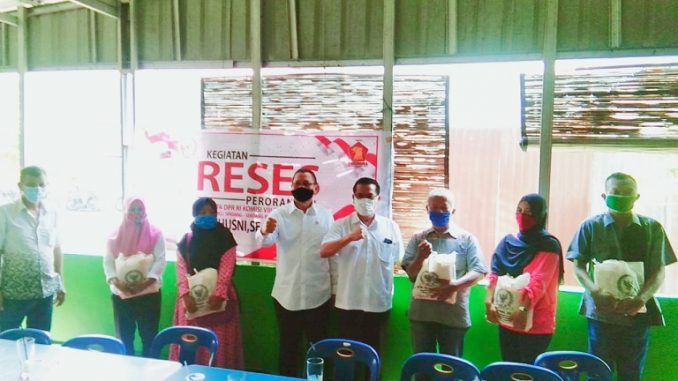 Anggota DPR RI Komisi VIII dapil Sumut dari Praksi Gerindra, H.M.Husni, SE, MM, didamping Ketua DPC Partai Gerindra Sergai, Budi SE saat melaksanakan kegiatan Reses Perorangan di Kabupaten Serdang Bedagai di Aulah terbuka di RM Sempurna Kecamatan Sei Rampah, Sergai, Minggu (19/7/2020) Pukul 12.00 Wib.