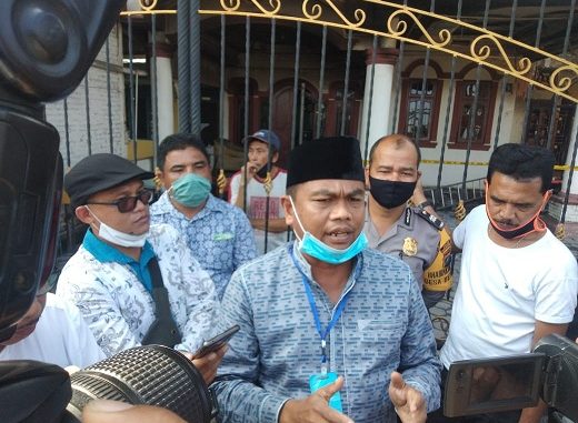 Wakil Bupati Serdang Bedagai H. Darma Wijaya, SE saat meninjau rumah korban kebakaran H Ok David Purba, Jl. Kabupaten No.83A Kelurahan Simpang Tiga Pekan, Kecamatan Perbaungan, Selasa (21/07/2020) Pukul 14.00 Wib.