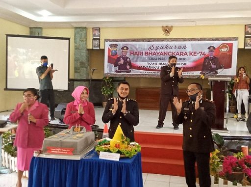 Peringatan HUT Bhayangkara ke-74, Jajaran Polres Tobasa menggelar syukuran dan doa bersama, Rabu 1 Juli 2020 sekira pukul 09.00 Wib