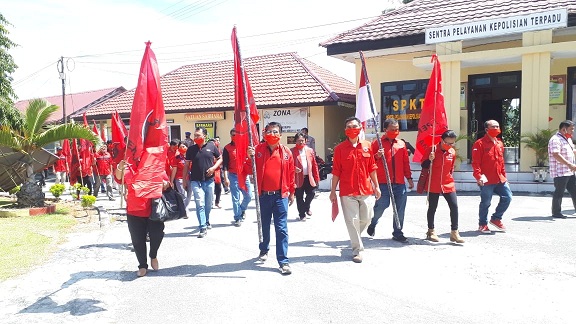 Dewan Pimpinan Cabang Partai Demokrasi Indonesia Perjuangan Kabupaten Toba datangi Polres Toba Kamis, (02/07/2020)