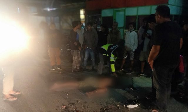 LOWIS Vernando Gultom (25) warga Desa Buttu Pasir Kelurahan Parapat Kecamatan Girsang Simpangan Bolon Kabupaten Simalungun Provinsi Sumatera Utara, tewas di tempat setelah mengalami kecelakaan, Selasa malam (21/07/2020) sekira pukul 23.40 WIB.