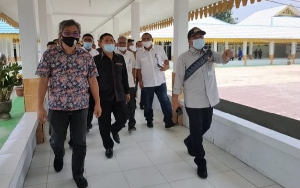 Ahmad Hadian saat kunjungan kerja (Kunker) di Posko Gugus Tugas Percepatan Penanganan (GTPP) Covid-19 Kabupaten Batu Bara, Kecamatan Lima Puluh, Kamis, (02/07/2020).