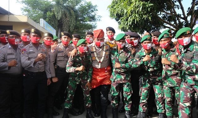 Kapoldasu bersama personil Polres Sergai dan Batalyon 122 Rimba Raya bersama-sama menyanyikan yel-yel kekompakan antara Polri dan TNI.