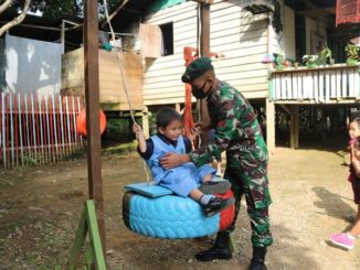 Satgas Yonif R 200/BN manfaatkan limbah ban bekas untuk membuat taman bermain bagi anak-anak perbatasan di Kampung Batu Majang Kecamatan Long Bagun Kabupaten Mahakam Ulu, Kalimantan Timur.