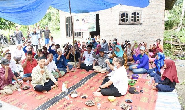 "Bakal Calon (Balon) Bupati Serdang Bedagai H Darma Wijaya ( Wiwik) yang berpasangan dengan H Adlin Tambunan bersilaturahim tampung aspirasi masyarakat Kecamatan Pantai Cermin dan Pegajahan Kabupaten Serdang Bedagai, Rabu (05/08/2020). Pukul 15.00WIB.