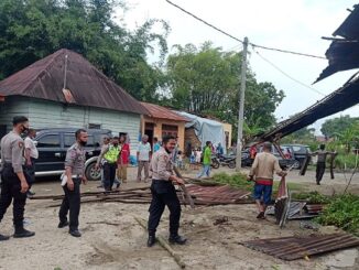 Polres Tobasa kerja bakti bersama masyarakat pasca bencana angin puting beliung di Kabupaten Toba