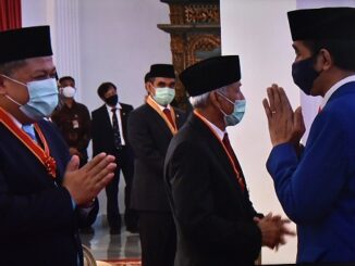 Presiden saat memberikan ucapan selamat kepada penerima Tanda Kehormatan Republik Indonesia, di Istana Negara, Provinsi DKI Jakarta, Kamis (13/8). (Foto: Humas/Jay)