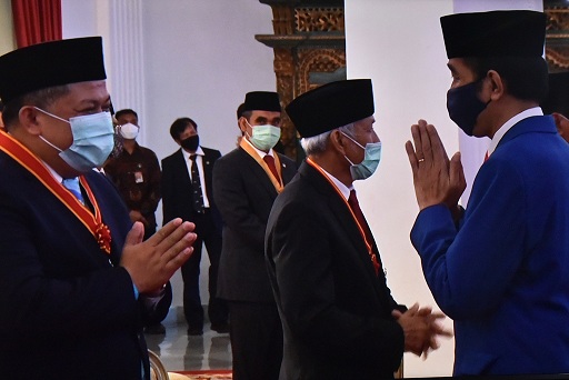 Presiden saat memberikan ucapan selamat kepada penerima Tanda Kehormatan Republik Indonesia, di Istana Negara, Provinsi DKI Jakarta, Kamis (13/8). (Foto: Humas/Jay)