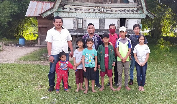 Dwi Ngai Sinaga, S.H, M.H, selaku penasehat hukum keluarga korban yang juga tim LBH Parsadaan Pomparan Toga Sinaga Dohot Boru ( PPTSB) da LBH IPK Sumut bersama tim.