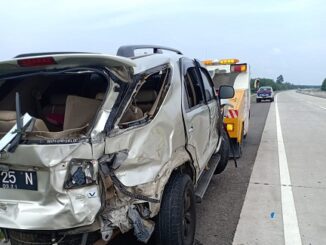 Insiden kecelakaan tunggal mobil Toyota Fortuner Nopol BK-25-N terjadi Jalan Tol Medan - Teluk Mengkudu Km. 67.200 tepatnya di Kec. Teluk Mengkudu Kab. Serdang Bedagai, Sabtu (8/8/ 2020)