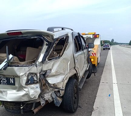 Insiden kecelakaan tunggal mobil Toyota Fortuner Nopol BK-25-N terjadi Jalan Tol Medan - Teluk Mengkudu Km. 67.200 tepatnya di Kec. Teluk Mengkudu Kab. Serdang Bedagai, Sabtu (8/8/ 2020)