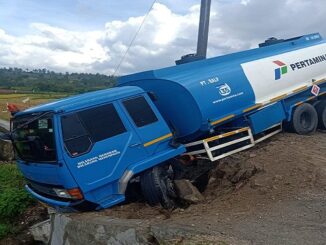 TRUK tangki Pertamina nopol BK 9526 EA tergelincir di Jalan Lintas Sumatera (Jalinsum) Desa Tangga Batu Timur Kecamatan Tampahan, Kabupaten Toba, Rabu (26/08/2020) sekira pukul 15.00 Wibqq