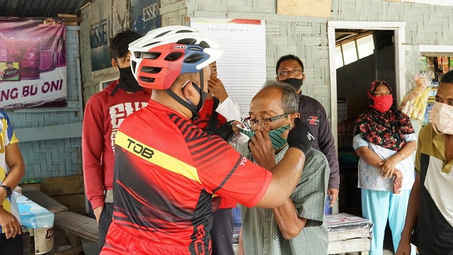 Kapolres Simalungun AKBP Agus Waluyo SIK memakaikan masker ke masyarakat