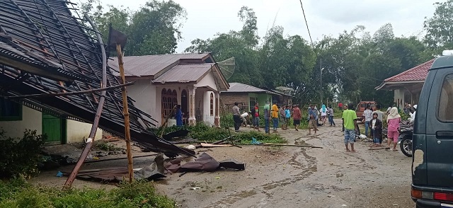 Puluhan Rumah Rusak saat di terjang angin puting beliung Jumat (21/08/2020), sekira pukul 15.30 Wib