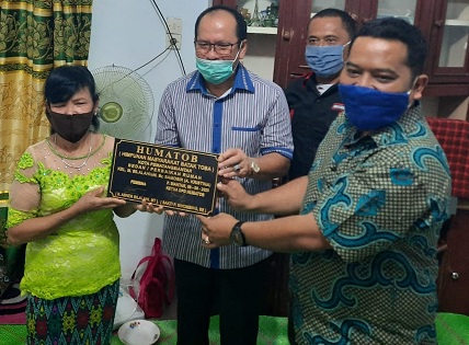 Minggu (9/8/2020), peresmian bedah rumah tersebut ditandai penandatanganan prasasti oleh Bacalon Walikota Pematangsiantar Ir.Asner Silalahi dan Ketua Umum HUMATOB Sakti Sihombing.