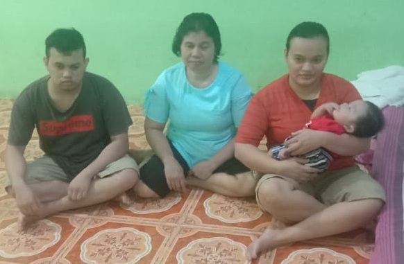 Ramot Silalahi selaku kepala keluarga yang tinggal di Nagori Bosar gulugur Kecamatan Tanah jawa Kabupaten Simalungun sangat membutuhkan uluran tangan dari masyarakat maupun pemerintah disebabkan kan penyakit yang dialami istri dan putra/putrinya, Rabu (5/8/2020)