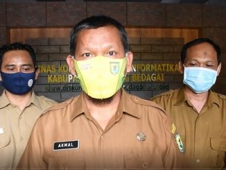 Juru Bicara Gugus Tugas Percepatan Penanganan Covid-19 Kabupaten Sergai Drs. H. Akmal, AP, M.Si didampingi Sekretaris Mhd. Fadhil, Isa, S.STP dan Kabid Penyelenggaraan E-Government Sudiyono, S.Kom,