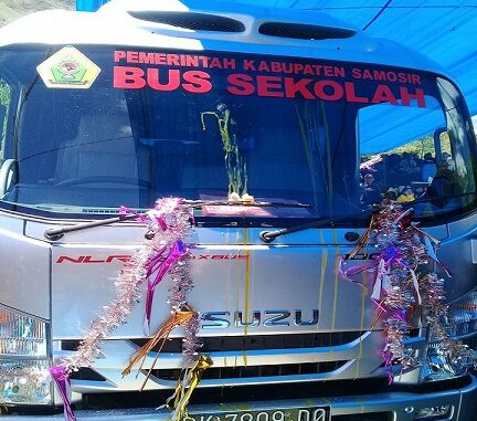 Bupati Samosir Drs. Rapidin Simbolon, MM bersama Ketua dan Wakil Ketua DPRD Samosir melaunching bantuan bus sekolah untuk anak sekolah dari Desa Janji Maria dan Tamba Dolok di Desa Janji Maria Kecamatan Sitio tio, 24/08.