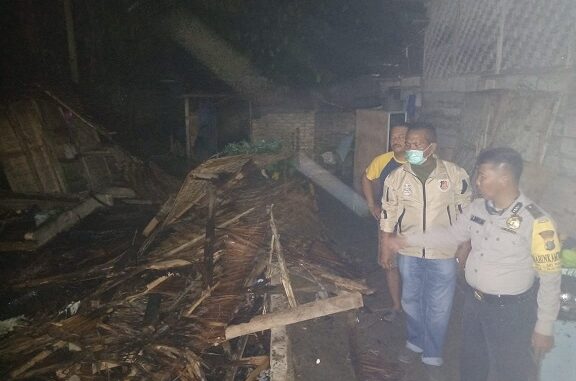 rumah milik Jahari (85) terbuat dari dinding tepas dan atap rumbia tepatnya di Dusun IV Desa Silau Rakyat, Kec.Sei Rampah, Kabupaten Serdang Bedagai, ludes terbakar, Selasa (4/8/2020) sekitar pukul 20.30 WIB.