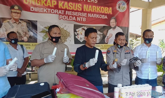 Direktur Reserse Narkoba Polda NTB Kombes Pol Helmi Kwarta Kusuma. P, S.I.K didampingi Kabid Humas Polda NTB Kombes Pol Artanto, S.I.K., M.Si saat konferensi pers, Ahad (2/8),