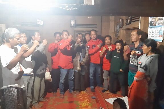 DPC Pemuda Batak Bersatu Kab. Samosir dirumah kediaman di Desa Pangaloan Kecamatan Nainggolan, kabupaten Samosir pada Selasa,