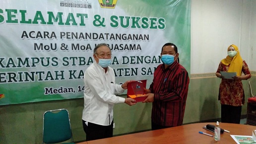 Penandatanganan MoU dan MoA Kerja Sama Kampus STBA PIA dengan Pemkab Samosir, di Medan, pada Jumat 14 Agustus 2020