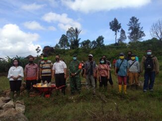 Peletakan batu pertama Desa Ombur Dusun 1 saluran drainase + Tpt Desa Ombur Kecamatan Silaen Kabupaten Toba, Kamis (27/08/2020) sekira pukul 10.00 Wib