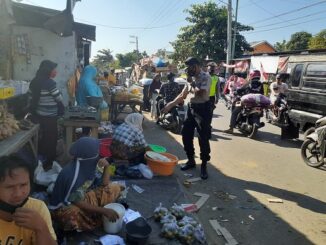 Polsek Praya Barat Razia Masker di Pasar Tradisional Desa Penujak