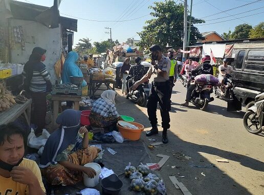 Polsek Praya Barat Razia Masker di Pasar Tradisional Desa Penujak