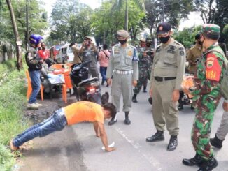 razia masker yang digelar di depan Terminal Amplas Jalan Panglima Denai Kelurahan Timbang Deli Kecamatan Medan Amplas, Senin (24/8).