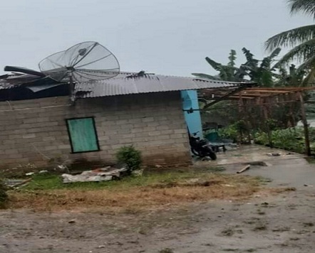 ANGIN kencang disertai hujan lebat porak porandakan rumah warga di Dusun I Desa Silau Manik Kecamatan Kecamatan Siantar Kabupaten Simalungun Provinsi Sumatera Utara, Rabu (19/08/2020) sekira pukul18.30 WIB.