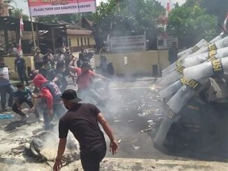 Aparat Polres Samosir tengah melaksanakan latihan Simulasi dalam melakukan pengamanan Pilkada di depan kantor KPU pada Kamis,( 27/8/2020)