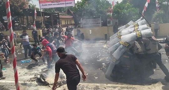 Aparat Polres Samosir tengah melaksanakan latihan Simulasi dalam melakukan pengamanan Pilkada di depan kantor KPU pada Kamis,( 27/8/2020)