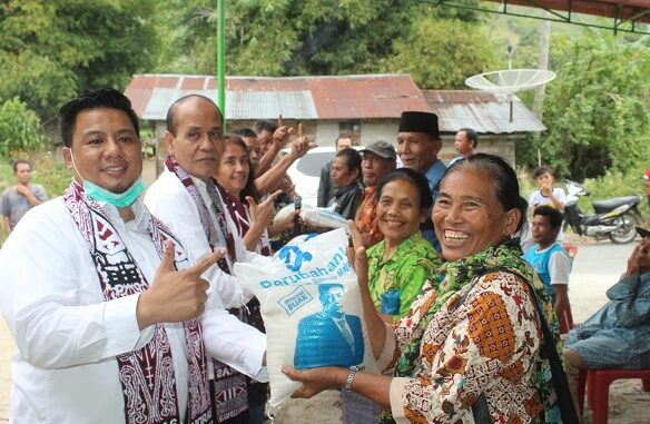 Vandiko Saat Blusukan di 3 Desa Kecamatan Simanindo disambut hangat oleh masyarakat