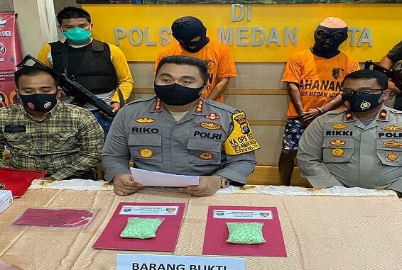 KAPOLRESTABES Medan Kombes Pol Riko Sunarko didampingi Kapolsek Medan Kota Kompol Rikki Ramadhan