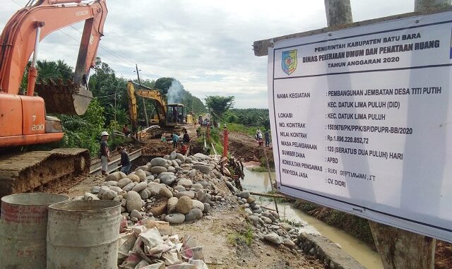 Pembangunan Jembatan Desa Titi Putih Kec Datuk Lima Puluh dengan No. Kontrak 1505676/PK/PPK/SP/DPUPR-BB/2020 Nilai Kontrak 1.896.220.852,72 dan Masa Pelaksanaan 120 Hari Kelender, Sumber Dana APBD