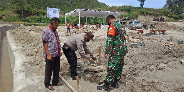 Kanit Binmas Balige IPTU Marlen Sitanggang hadiri Peletakan Pembangunan Balai Desa Sianipar sihailhail, (24/09/2020) sekira pukul 10.00 Wib