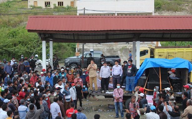 Menjelang penetapan calon Bupati dan Wakil bupati pada pilkada 2020, ratusan massa yang tergabung dalam Aliansi Pemuda dan Masyarakat Peduli Demokrasi Samosir mendatangi kantor DPRD Samosir pada 23 September 2020.