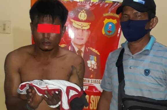 Deni (34) diciduk di tempat kos kosannya di Dusun Darul Aman, Desa Sei Buluh, Kec.Teluk Mengkudu, Kab.Sergai, Kamis (17/9/2020) sekira pukul 18.40 WIB.