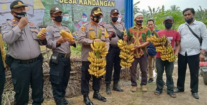 Rombongan Kapolres Batu Bara AKBP Ikhwan Lubis, SH MH bersama Anggota DPRD dari Fraksi PBB Kunjungi Dua Desa Tangguh, Jumat 25/9/2020.