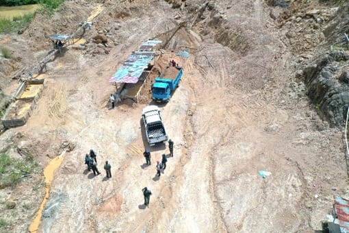 Tim operasi gabungan penertiban tambang ilegal berhasil menghentikan penambangan ilegal galian C di dalam kawasan Hutan Lindung Remu, Kota Sorong (24/09/2020).