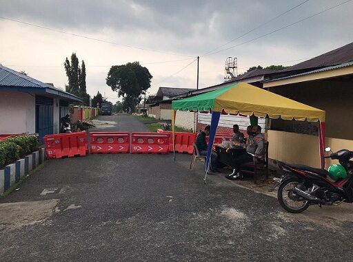 Polres Simalungun melakukan Isolasi Mandiri kepada penghuni Asrama Polisi (Aspol) Polres Simalungun dalam pendisiplinan Protokoler Kesehatan secara internal di jalan Sangnaualuh Kelurahan Siopat Suhu Kecamatan Siantar Timur kota Pematang Siantar, Jumat (11/09/2020)