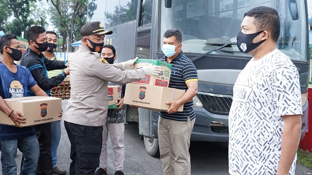 KAPOLRES Simalungun AKBP Agus Waluyo SIK menyalurkan bahan pangan pokok (sembako) berikut sayur mayur ,Sabtu (12/09/2020)