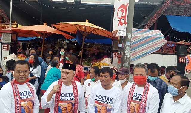 Ruhut Sitompul bersama Ir Poltak Sitorus - Tony Simanjuntak SE mengunjungi Balairong (pajak) Pasar Balige Jumat, (25/9/2020) sekira pukul 12.30 wib.